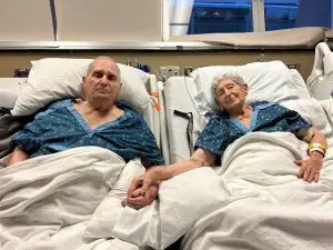 A equipe médica uniu as camas do casal de idosos para que ficassem juntos em seus últimos dias | Foto: Reprodução/Instagram/@vanderbilthealth