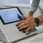 Os técnicos do TSE abriram uma urna eletrônica, para que a equipe da CGU pudesse observar o hardware e conhecer as peças internas do equipamento