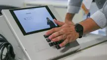 Os técnicos do TSE abriram uma urna eletrônica, para que a equipe da CGU pudesse observar o hardware e conhecer as peças internas do equipamento