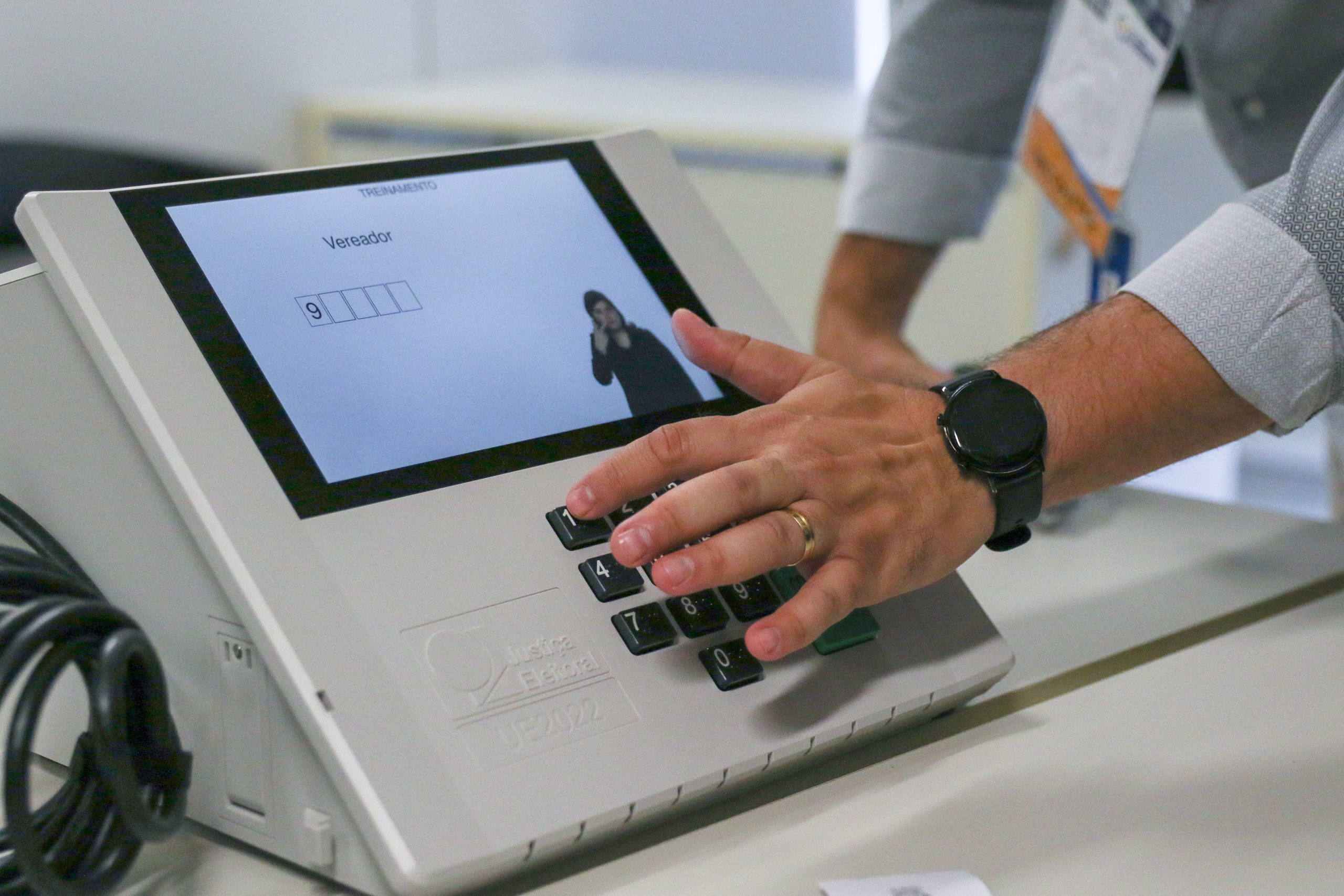 Os técnicos do TSE abriram uma urna eletrônica, para que a equipe da CGU pudesse observar o hardware e conhecer as peças internas do equipamento