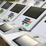 Foto do novo modelo de urnas eletrônicas enfileiradas