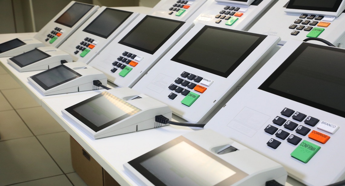 Foto do novo modelo de urnas eletrônicas enfileiradas