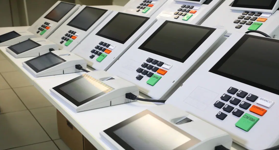 Foto do novo modelo de urnas eletrônicas enfileiradas