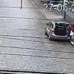carro com o porta-malas aberto e pessoas desembarcando na rua