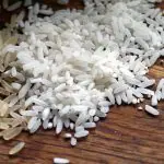 Grãos de arroz em cima da mesa