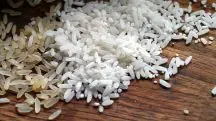 Grãos de arroz em cima da mesa