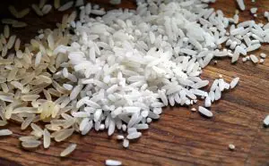 Grãos de arroz em cima da mesa