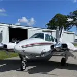 Foto mostra avião bimotor
