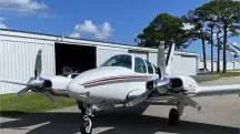 Foto mostra avião bimotor