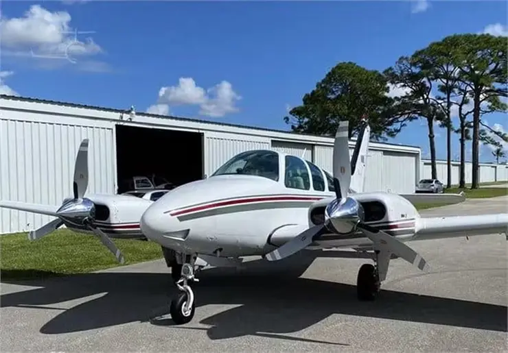 Foto mostra avião bimotor