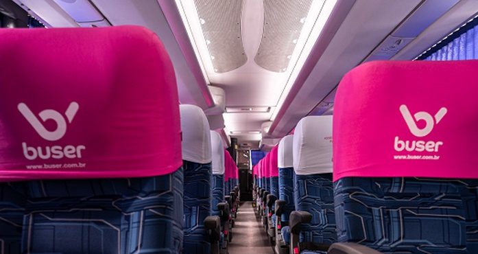 Vista interna de um dos ônibus da Buser