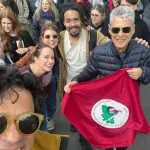 Chico Buarque, ao lado do ex-jogador Raí, segura bandeira do MST durante manifestação em Paris — 15/6/2024 | Foto: Reprodução/Instagram/@rai10oficial
