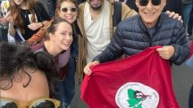 Chico Buarque, ao lado do ex-jogador Raí, segura bandeira do MST durante manifestação em Paris — 15/6/2024 | Foto: Reprodução/Instagram/@rai10oficial