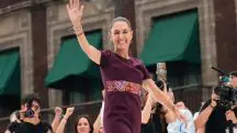 Foto mostra Claudia Sheinbaum acenando ao público durante comício