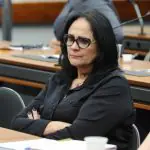 A senadora Damares Alves diz que os denunciados ignoraram os alertas sobre os descontos indevidos, apesar de já conhecerem as denúncias desde junho de 2023 | Foto: Renato Araujo/Câmara dos Deputados