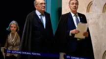 Gilmar Mendes e Luís Roberto Barroso entrando no plenário para início da sessão, em 21-02-2024. Gilmarpalooza