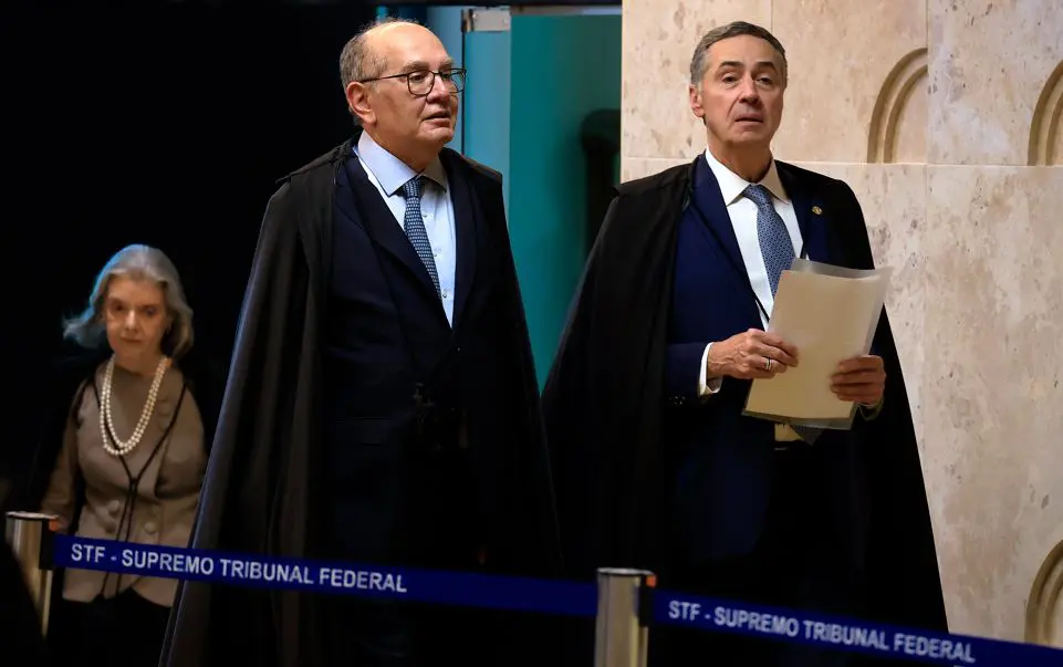 Gilmar Mendes e Luís Roberto Barroso entrando no plenário para início da sessão, em 21-02-2024. Gilmarpalooza