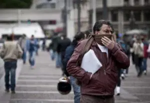 homem protegido contra o frio anda pela rua