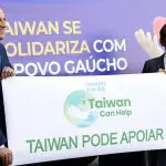 O representante do Taiwan no Brasil, Benito Liao, e deputado o federal Ubiratan Sanderson (PL-RS)