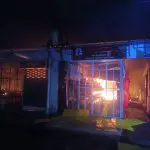 Bombeiros apagam chamas no Mercado de Chatuchak, na Tailândia | Foto: Reprodução/Twitter/X