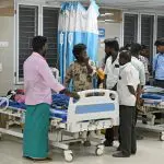 Familiares se reúnem em volta de paciente que consumiu bebida alcoólica adulterada no Estado de Tamil Nadu, na Índia | Foto: Reprodução/Redes sociais