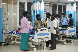 Familiares se reúnem em volta de paciente que consumiu bebida alcoólica adulterada no Estado de Tamil Nadu, na Índia | Foto: Reprodução/Redes sociais