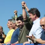 Ao lado de Jair Bolsonaro e Gustavo Gayer, Fred Rodrigues, de camisa social verde, é anunciado como o pré-candidato do PL à Prefeitura de Goiânia — 19/6/2024 | Foto: Reprodução/Twitter/X/@GayerGus