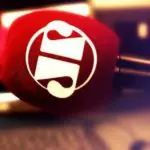 Microfone com o logo da emissora Jovem Pan, que obteve decisão positiva da Justiça de SP, em branco e vermelho