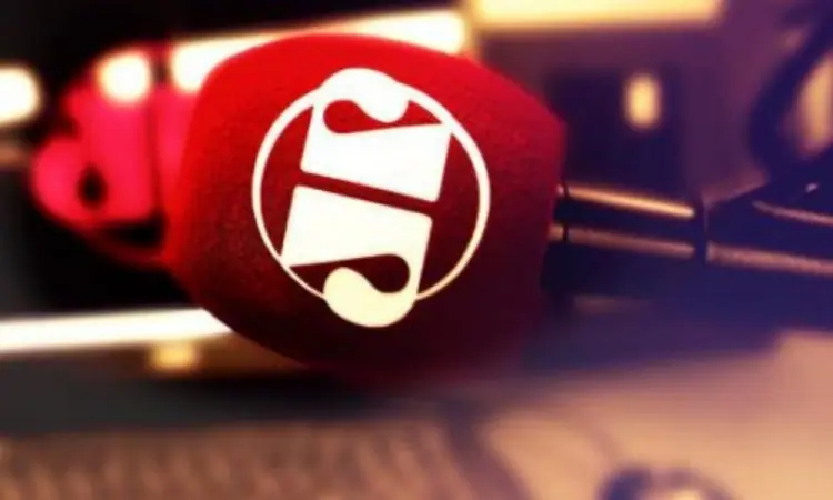 Microfone com o logo da emissora Jovem Pan, que obteve decisão positiva da Justiça de SP, em branco e vermelho