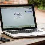 Imagem mostra um computador com a tela do Google aberta
