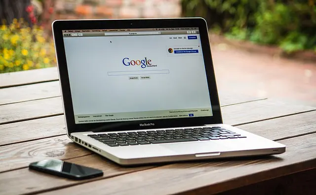 Imagem mostra um computador com a tela do Google aberta
