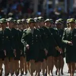 mulheres desfilam em ato do Exército