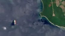 Imagem de satélite mostra o navio-tanque com bandeira do Panamá 'Neptune 6' e o navio-tanque de bandeira cubana 'Esperanza' em posição de transferência navio a navio em Cuba | Foto: Divulgação/Reuters