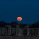 Durante a 'paralisação lunar', a Lua fica visível por mais tempo | Foto: Andre Pattenden/English Heritage