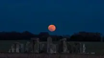 Durante a 'paralisação lunar', a Lua fica visível por mais tempo | Foto: Andre Pattenden/English Heritage