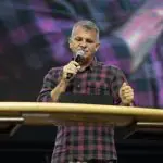 Foto mostra o pastor Rinaldo Pereira, líder na igreja Bola de Neve