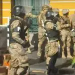Policiais da Bolívia em frente à praça do governo, em La Paz | Foto: Reprodução/YoUTube/TN
