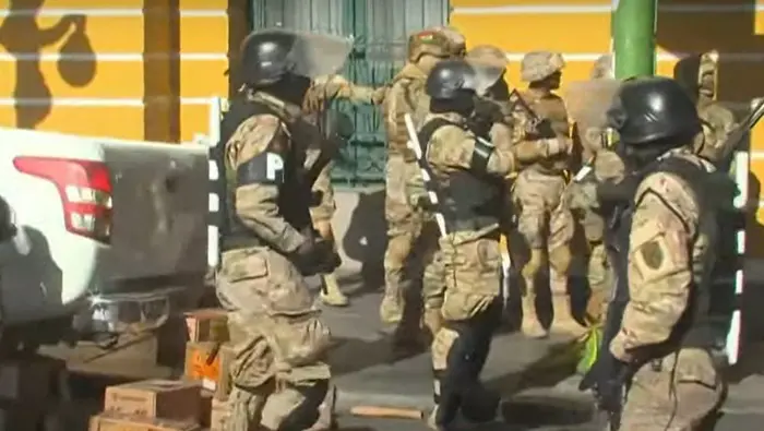 Policiais da Bolívia em frente à praça do governo, em La Paz | Foto: Reprodução/YoUTube/TN