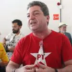Ricardo Barbosa com camisa com estampa que exibe o logo do Partido dos Trabalhadores (PT)