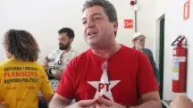 Ricardo Barbosa com camisa com estampa que exibe o logo do Partido dos Trabalhadores (PT)