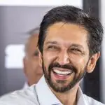 Ricardo Nunes sorri durante evento oficial