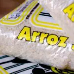 O arroz a R$ 4 o kg na gôndola significa R$ 75 pela saca de 50 kg com casca, o preço de venda ao produtor | Foto: Shutterstock
