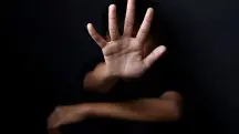 De acordo com a polícia da França, os agressores forçaram a menina judia a realizar atos sexuais, ameaçaram-na de morte e proferiram insultos antissemitas