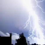 Imagem mostra raios durante tempestade
