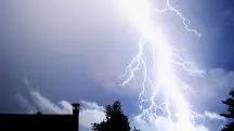 Imagem mostra raios durante tempestade