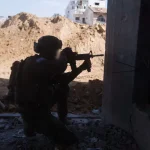 Soldado israelense se ajoelha com sua arma | Foto: Reprodução/FDI