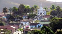Localizada na região Centro-Oeste de Minas Gerais, a cerca de 250 km de Belo Horizonte, a cidade tem um território semelhante ao da capital mineira, com 335 km²