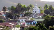 Localizada na região Centro-Oeste de Minas Gerais, a cerca de 250 km de Belo Horizonte, a cidade tem um território semelhante ao da capital mineira, com 335 km²