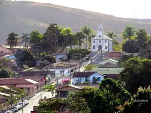Localizada na região Centro-Oeste de Minas Gerais, a cerca de 250 km de Belo Horizonte, a cidade tem um território semelhante ao da capital mineira, com 335 km²