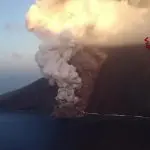 Um vídeo divulgado pelos bombeiros italianos mostrou um fluxo piroclástico – uma mistura de gás quente com matéria vulcânica, cinzas e fragmentos de rocha – descendo rapidamente do vulcão | Foto: Reprodução/Vigili del Fuoco